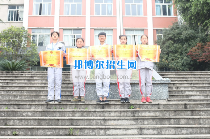 貴州省電子工業(yè)學(xué)校新生部舉行2017學(xué)年度文明禮儀知識(shí)競賽選拔賽