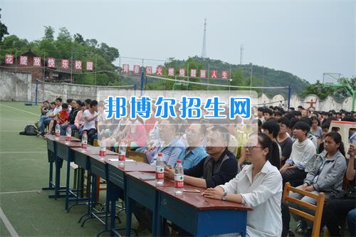 我校隆重舉行2017年預備班學生“各展所長,揚帆起航”文藝匯演 為了豐富同學們的課余生活,提高同學們的文藝素養,增強班級間的凝聚力和親和力。6月2日晚,我校在球類運動場舉辦了預備班“各展所長,揚帆起航”學生文藝匯演,全體預備班學生和職高部學生共800多名以及20多名教職工觀看了演出。 此次文藝匯演的節目內容形式多樣、內容豐富,激情的開場舞——《GOODBOY》中拉開了帷幕,伴隨著一陣陣掌聲,歌舞、小品、朗誦、相聲等精心準備的22個精彩的節目為觀眾呈現了一道豐富的視聽盛宴,最后全體師生齊唱的《難忘今宵》把本場文藝匯演推向了高潮,掌聲和歡呼聲此起彼伏,臺上臺下成了一片激情四溢的海洋,本場文藝匯演畫上了圓滿的句號。 此次文藝匯演演出的成功舉辦,充分彰顯了我校預備班學生的個性,讓預備班學生充分感受到育才職高的魅力。