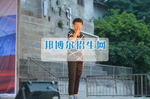 我校隆重舉行2017年預備班學生“各展所長,揚帆起航”文藝匯演 為了豐富同學們的課余生活,提高同學們的文藝素養,增強班級間的凝聚力和親和力。6月2日晚,我校在球類運動場舉辦了預備班“各展所長,揚帆起航”學生文藝匯演,全體預備班學生和職高部學生共800多名以及20多名教職工觀看了演出。 此次文藝匯演的節目內容形式多樣、內容豐富,激情的開場舞——《GOODBOY》中拉開了帷幕,伴隨著一陣陣掌聲,歌舞、小品、朗誦、相聲等精心準備的22個精彩的節目為觀眾呈現了一道豐富的視聽盛宴,最后全體師生齊唱的《難忘今宵》把本場文藝匯演推向了高潮,掌聲和歡呼聲此起彼伏,臺上臺下成了一片激情四溢的海洋,本場文藝匯演畫上了圓滿的句號。 此次文藝匯演演出的成功舉辦,充分彰顯了我校預備班學生的個性,讓預備班學生充分感受到育才職高的魅力。