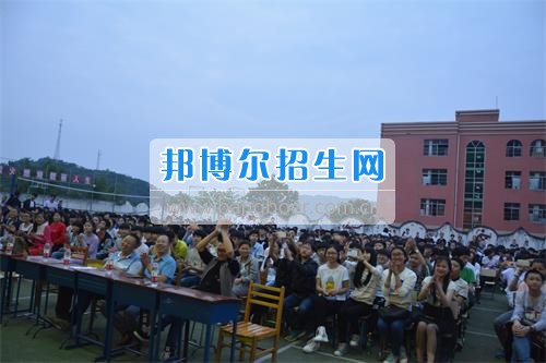 我校隆重舉行2017年預備班學生“各展所長,揚帆起航”文藝匯演 為了豐富同學們的課余生活,提高同學們的文藝素養,增強班級間的凝聚力和親和力。6月2日晚,我校在球類運動場舉辦了預備班“各展所長,揚帆起航”學生文藝匯演,全體預備班學生和職高部學生共800多名以及20多名教職工觀看了演出。 此次文藝匯演的節目內容形式多樣、內容豐富,激情的開場舞——《GOODBOY》中拉開了帷幕,伴隨著一陣陣掌聲,歌舞、小品、朗誦、相聲等精心準備的22個精彩的節目為觀眾呈現了一道豐富的視聽盛宴,最后全體師生齊唱的《難忘今宵》把本場文藝匯演推向了高潮,掌聲和歡呼聲此起彼伏,臺上臺下成了一片激情四溢的海洋,本場文藝匯演畫上了圓滿的句號。 此次文藝匯演演出的成功舉辦,充分彰顯了我校預備班學生的個性,讓預備班學生充分感受到育才職高的魅力。