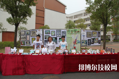 學校的選擇與報考是雙向的，不光學生會選擇一所優秀的學校報考，學校也會選擇優質的學生進行錄取，讓自己的辦學更上一層樓。因此在報考前，同學們很有必要去了解一下學校的招生要求以及報名條件。下面就和小編一起來看看井岡山應用科技學校的招生要求吧。  井岡山應用科技學校招生對象：應屆初中畢業生。  井岡山應用科技學校 1.中考準考證:  2.戶口本前頁及學生個人戶口頁復印件:  3.初中畢業證復印件:  4.其它享受國家資助的證件。低保、殘疾等證件:  井岡山應用科技學校簡介 江西省井岡山應用科技學校前身為江西省吉安農業學校，創辦于1951年10月，是一所全日制普通中等專業學校，隸屬于吉安市農業局。2004年4月經江西省人民政府批準，更名為江西省井岡山應用科技學校，2009年12月經市教育局批準，增掛吉安農業學校校牌，實行兩塊牌子一套班子。學校位于吉安市旅游風景區----青原山，校園占地面積180畝，建筑面積7萬余平方米，環境優美，是一所花園式學?！，F有教職工245人，其中專兼職教師236人，現有在校學生4078人。  小編總結 不知道小伙伴們滿足以上要求了嗎?對于想要報考井岡山應用科技學校的同學來說，滿足招生要求只是報考的第一步哦!要確定自己會不會被錄取，就還需要對學校的錄取分數線做好了解，歡迎大家前往邦博爾技校網進行分數線的咨詢。