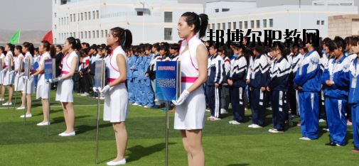 升學(xué)都是選拔性的考試，所以對(duì)同學(xué)們都有分?jǐn)?shù)要求是很正常的，而初中升學(xué)又分為高中和普通中職學(xué)校，而這兩個(gè)之間的錄取都是不一樣的，在分?jǐn)?shù)上面的要求區(qū)別比較大，那么，白銀工業(yè)學(xué)校招生錄取分?jǐn)?shù)線是多少呢?接下來(lái)就為同學(xué)們整理一下。  白銀工業(yè)學(xué)校錄取分?jǐn)?shù)線 白銀市普高錄取分?jǐn)?shù)線：460分  白銀工業(yè)學(xué)校拓展閱讀 學(xué)校擁有一支學(xué)歷層次高、專(zhuān)業(yè)水平強(qiáng)、敬業(yè)愛(ài)崗、專(zhuān)兼結(jié)合、充滿活力的高素質(zhì)教師隊(duì)伍，學(xué)校現(xiàn)有專(zhuān)兼結(jié)合的教師近200人。其中，研究生學(xué)歷11人，本科學(xué)歷89人，學(xué)歷合格率達(dá)92%以上;有高級(jí)職稱(chēng)25人，中級(jí)職稱(chēng)76人;基礎(chǔ)課教師48人，專(zhuān)業(yè)課教師67人，實(shí)習(xí)指導(dǎo)教師33人，雙師型教師占16人。教師的學(xué)歷、職稱(chēng)結(jié)構(gòu)合理，完全能滿足學(xué)校的教學(xué)、實(shí)習(xí)實(shí)訓(xùn)需要。  學(xué)校擁有十一個(gè)專(zhuān)業(yè)實(shí)訓(xùn)室。即電子電工實(shí)訓(xùn)室、建筑材料實(shí)訓(xùn)室、機(jī)電一體化實(shí)訓(xùn)室、電焊實(shí)訓(xùn)室、電器維修實(shí)訓(xùn)室、電鋼琴實(shí)驗(yàn)實(shí)訓(xùn)室、金工實(shí)訓(xùn)室、模具數(shù)控實(shí)訓(xùn)室、CID制圖室、中高級(jí)電工考核室、銑工實(shí)訓(xùn)室。擁有四大實(shí)驗(yàn)室，即化工實(shí)驗(yàn)室、物理實(shí)驗(yàn)室、財(cái)會(huì)模擬實(shí)驗(yàn)室、語(yǔ)音實(shí)驗(yàn)室。擁有六個(gè)微機(jī)室，多媒體教室、電教室等現(xiàn)代化教學(xué)設(shè)施。并建成校園網(wǎng)及遠(yuǎn)程教育網(wǎng)。學(xué)校將于5月份開(kāi)工興建的實(shí)訓(xùn)樓建成后，將進(jìn)一步改善實(shí)訓(xùn)條件。學(xué)校分南北兩個(gè)校區(qū)，占地面積500余畝，校舍建筑面積66000平方米。  上文，就是小編為同學(xué)們整理的關(guān)于白銀工業(yè)學(xué)校所在地的普高錄取分?jǐn)?shù)線，同學(xué)們可以通過(guò)這個(gè)分?jǐn)?shù)線來(lái)分析自己現(xiàn)在的一個(gè)成績(jī)，能夠上高中的話及盡量的上高中。