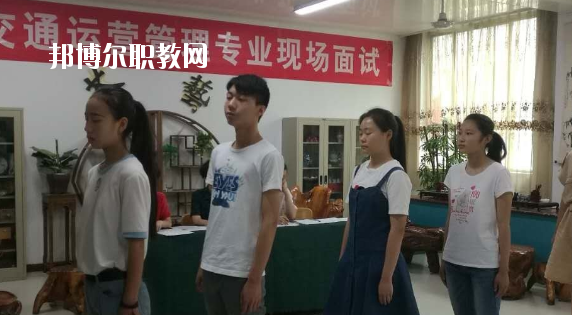 問：蘭州紅古區(qū)職教中心怎么樣、好不好?  答：紅古區(qū)職業(yè)教育中心是一所以培養(yǎng)實用技術(shù)人才為特點的公辦學(xué)校，地處蘭州市紅古區(qū)政府所在地海石灣。中心始終堅持以服務(wù)為宗旨，以就業(yè)為導(dǎo)向的辦學(xué)方針，面向市場開辦專業(yè)。學(xué)校擁有設(shè)施先進(jìn)、配備精良的汽修、鉗工、電子、鋼琴、舞蹈、美術(shù)、計算機(jī)等實訓(xùn)室。近年來學(xué)校教育教學(xué)質(zhì)量穩(wěn)步提高,連續(xù)三年獲得蘭州市中職學(xué)校教育教學(xué)質(zhì)暈優(yōu)秀獎。  蘭州紅古區(qū)職教中心升學(xué) 我校分別與蘭州職業(yè)技術(shù)學(xué)院、白銀礦治職業(yè)技術(shù)學(xué)院、甘肅林業(yè)職業(yè)技術(shù)學(xué)院、平?jīng)雎殬I(yè)技術(shù)學(xué)院、甘肅畜牧工程職業(yè)技術(shù)學(xué)院簽訂了中高職一體化聯(lián)合辦學(xué)協(xié)議，學(xué)生在校學(xué)習(xí)兩年，參加高校轉(zhuǎn)段測試，成績合格升入聯(lián)辦高校學(xué)習(xí)三年，畢業(yè)后發(fā)放國家承認(rèn)(統(tǒng)招)的畢業(yè)證書。  蘭州紅古區(qū)職教中心設(shè)施 設(shè)有計算機(jī)實訓(xùn)室3個，共計計算機(jī)百余臺，開通了校園網(wǎng)、電信光纖接入互聯(lián)網(wǎng)，并建成了獨立域名的校園網(wǎng)站。學(xué)習(xí)有普通機(jī)床車間、數(shù)控實訓(xùn)室、車工實訓(xùn)室、電子電工實訓(xùn)室、家電整機(jī)實訓(xùn)室、器材室，兩個面積130平方米的舞蹈實訓(xùn)室和兩個美術(shù)創(chuàng)作室。  蘭州紅古區(qū)職教中心拓展閱讀 為了使職業(yè)教育穩(wěn)步發(fā)展，學(xué)校實行了“校校合作”、“校企合作”、“工學(xué)結(jié)合”的辦學(xué)模式，在經(jīng)濟(jì)發(fā)達(dá)地區(qū)全力打造就業(yè)實習(xí)基地，安排畢業(yè)生在上海、南京、安徽、蘇州等地區(qū)就業(yè)。為了培養(yǎng)學(xué)生的就業(yè)能力，開展了學(xué)生以社會實踐為主，旨在增強(qiáng)學(xué)生提前了解企業(yè)生產(chǎn)、管理、工作強(qiáng)度等為內(nèi)容的“工學(xué)結(jié)合”活動，收到了良好的效果。“工學(xué)結(jié)合”實踐活動解決了困難家庭學(xué)生上學(xué)難的問題。  在學(xué)校的時光是很有限的，你要懂得珍惜。不僅僅在學(xué)業(yè)上有所提升，也要不斷的提升個人的魅力，社會是一個需要有能力有遠(yuǎn)見人才的體系，如果你有目標(biāo)和理想，也會更加的有學(xué)習(xí)的動力，對企業(yè)來說，有主見的人才更受人歡迎。