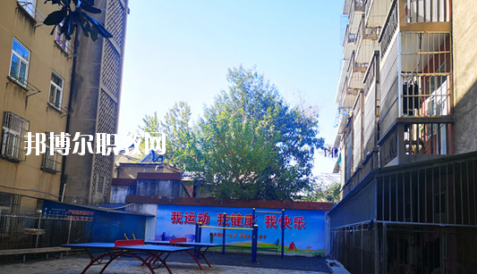 在對(duì)這所學(xué)校進(jìn)行判斷以后，才會(huì)知道不同學(xué)校之間所公布的各方面情況都是不同的，而這些信息也是需要學(xué)生自己去進(jìn)行判斷的，當(dāng)然了其中有關(guān)于學(xué)校的住宿環(huán)境也是需要被學(xué)生所了解的，畢竟這是每個(gè)學(xué)生在學(xué)校的住宿情況。  蕪湖職業(yè)技術(shù)學(xué)院附屬中等職業(yè)學(xué)校住宿條件 學(xué)生宿舍實(shí)行四人間公寓化、封閉式管理，并配有校園公共浴室、住宿條件不錯(cuò)，給學(xué)生提供了一個(gè)舒適、安全的學(xué)習(xí)和生活環(huán)境。  蕪湖職業(yè)技術(shù)學(xué)院附屬中等職業(yè)學(xué)校辦學(xué)條件 學(xué)校坐落在美麗的鏡湖公園和九蓮塘公園中間，是市中心唯一的一所公辦職業(yè)學(xué)校，交通便利，環(huán)境優(yōu)美，生活方便。學(xué)校本著對(duì)教育教學(xué)質(zhì)量和學(xué)生負(fù)責(zé)的態(tài)度，劃定最低錄取線。住校生宿舍條件優(yōu)越，實(shí)行公寓化、封閉式管理。學(xué)校教學(xué)設(shè)備齊全，多媒體電教室、多功能活動(dòng)廳、計(jì)算機(jī)組裝實(shí)驗(yàn)室、數(shù)字化動(dòng)漫實(shí)驗(yàn)室、語(yǔ)言實(shí)驗(yàn)室、實(shí)訓(xùn)賓館、與學(xué)院聯(lián)網(wǎng)的校園網(wǎng)及學(xué)院擁有的實(shí)驗(yàn)實(shí)訓(xùn)室等，為學(xué)生提升動(dòng)手能力、開(kāi)拓視野創(chuàng)造了得天獨(dú)厚的條件。  蕪湖職業(yè)技術(shù)學(xué)院附屬中等職業(yè)學(xué)校師資力量 近幾年我校一批優(yōu)秀教師、教壇新星脫穎而出，多人次獲國(guó)家、省、市一等獎(jiǎng)項(xiàng)。我校現(xiàn)有正教授一名，省級(jí)特級(jí)教師一名(同類學(xué)校唯一)，高中級(jí)教師若干。學(xué)校聘請(qǐng)蕪湖職業(yè)技術(shù)學(xué)院專家教授組成教學(xué)督導(dǎo)組實(shí)施教學(xué)督導(dǎo)，對(duì)備課、上課等教學(xué)環(huán)節(jié)進(jìn)行全程質(zhì)量評(píng)估，以督導(dǎo)促教學(xué)、以督導(dǎo)促創(chuàng)新、以督導(dǎo)促規(guī)范，使學(xué)生學(xué)有所成。我校教學(xué)計(jì)劃和課程設(shè)置是由學(xué)院、附校、用人單位、專業(yè)領(lǐng)域?qū)＜宜姆絽⑴c研發(fā)。已形成：頂層設(shè)計(jì)、分層教學(xué)、工學(xué)結(jié)合、系統(tǒng)培養(yǎng)的獨(dú)特教學(xué)模式。嚴(yán)把教學(xué)標(biāo)準(zhǔn)和畢業(yè)生質(zhì)量標(biāo)準(zhǔn)兩個(gè)關(guān)口。  以上所介紹的信息便是有關(guān)于蕪湖職業(yè)技術(shù)學(xué)院附屬中等職業(yè)學(xué)校的住宿情況，就可以知道其實(shí)這所學(xué)校對(duì)于學(xué)生的基本需求是可以滿足的，但是學(xué)生想要選擇其他方面的住宿情況話，就需要學(xué)生提前去對(duì)每所學(xué)校的住宿情況進(jìn)行了解。