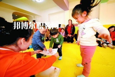 隨著二胎政策的放寬，我國新生兒的數量明顯增多，這也說明，在未來的很長一段時間里，幼師都是一個非常受歡迎的行業，而四川是座發展迅速，有深厚文化底蘊的城市，自然是受到很多同學喜愛，近日，就會問小編關于四川讀幼師學校好不好?那接下來，小編就給大家介紹一下四川幼師學校，如果你有更多疑問，歡迎點擊右側的咨詢欄與我們交流。  四川讀幼師的就業前景 就業容易，畢業學生不愁“嫁”盡管當前就業形勢嚴峻，各地大學生就業難度大，但許多城市的學前教育專業畢業生并未受影響，反而逆勢上漲，待遇也比往年有所提高。近年來，由于幼兒園發展的需要，很多單位幼兒教師奇缺，連男老師也變得搶手起來。學前、初教專業畢業生不愁“嫁”，甚至有很多幼教機構到學校預約、搶簽畢業生，幼教人才受歡迎程度可見一斑。  四川讀幼師的優勢 幼教項目的穩定性強，不受市場沖擊，打造終身產業。現階段，無論是從國家教育改革發展的全局出發，還是從目前有關民辦學前教育的法律法規政策等方面來看，民辦學前教育發展潛力都十分巨大。其次，成就子女未來。選擇了幼教工作，可以讓我們更懂得如何教育子女，對自己未來孩子接收良好的家庭教育有著十分重要的促進作用。女性投身幼教行業后，長期接受最先進的幼教理念和適合中國幼兒的各類課程，繼而在對自己子女的教育觀念和方法上也會更科學，為孩子今后的發展奠定更好的基礎。  德陽科貿職業學院幼師升學班學前教育專業介紹 本專業順應國家“幼有所育”學前教育決策和學前教育專業人才極度短缺的社會需求而設，是一個綜合性較強的專業，涵蓋0-6歲兒童的教育，作為人生起點教育的學前教育專業對人的一生的發展和教育起著重要的奠基作用。本專業緊密對接各級各類幼兒園和早期教育機構等實施合作辦學、合作育人，強化“四能”特長(彈唱、舞蹈、美術、游戲)、“五會”素養(保育、保健、教育、溝通、管理)，致力于培養新時代“有愛心、有耐心、有恒心、有責任心”的學前教育人才。  培養目標：本專業培養以立德樹人為己任，具有良好的職業道德、專業素養、協作精神、溝通能力和創新意識，擁有先進的幼兒教育理念，具有較扎實的學前教育的專業知識與專業技能，具備較強的幼兒保教能力，從事幼兒園教育教學、保育保健工作的高素質應用型人才。  核心課程：學前教育學、學前兒童心理學、幼兒游戲理論與實踐、幼兒行為觀察、幼兒園五大領域教育、學前衛生學、聲樂、鋼琴、舞蹈、美術、幼兒歌曲彈唱、幼兒舞蹈創編、幼兒園班級管理、幼兒手工、家庭教育等。  職業前景：習近平總書記在“黨的十九大”上指出：“增進民生福祉是發展的根本目的。必須多謀民生之利、多解民生之憂，在發展中補齊民生短板、促進社會公平正義，在幼有所育、學有所教上不斷取得新進展。”  2019年教育部《2018年全國教育事業發展統計公報》顯示，2018年全國共有幼兒園26.67萬所，比上年增加1.17萬所，增長4.60%; 在園幼兒4656.42萬人，比上年增加56.28萬人;學前教育毛入園率達到81.7%，比上年提高2.1%，且0-6歲兒童超過1億，幼兒園專任教師258.14萬人。按照國家對學前教育師幼比(1:5)的規定，幼兒園專任教師的缺口高達673萬多。學前教育專業人才就業前景非常廣闊。  就業崗位：幼兒園教師、幼兒保育員、幼兒保健教師、早期教育教師。  獲取資格證書：幼兒園教師資格證、普通話水平證書(二甲及以上)  專業實訓室：幼兒保育實訓室、幼兒衛生保健實訓室、仿真幼兒園、幼兒手工制作實訓室、幼兒美術實訓室、聲樂實訓室、形體舞蹈實訓室、鋼琴實訓室、游戲與感統實訓室、繪本實訓室、蒙臺梭利教育實訓室、奧爾夫音樂實訓室等。  專業實踐基地：廣漢市第三幼兒園、廣漢市雒城鎮第四幼兒園、廣漢市西外中心幼兒園、德陽市旌南幼兒園、德陽市黃河東路幼兒園、四川師范大學實驗幼兒園、四川師范大學附屬啟夏幼兒園、成都市武侯區福錦幼兒園、崇州市虹橋歡樂谷幼兒園、岳池知恩行幼兒園、西充縣青葵幼兒園等。  上面關于四川讀幼師學校好不好?小編介紹了，小編覺得不管是讀什么學校都是要從多方面來考慮的，要看行業的發展前景怎么樣，還要看這個專業到底適不適合自己，就好像幼師學校，一定要學好小孩子才可以去讀，因為這個專業將來出來不管做什么工作，都是要和小朋友待在一起的。如有更多問題，歡迎咨詢邦博爾網。
