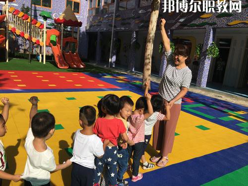 隨著我國(guó)人口基數(shù)的大幅上漲，我國(guó)幼兒園的數(shù)量呈現(xiàn)逐年遞增的趨勢(shì)，但符合現(xiàn)在教育標(biāo)準(zhǔn)的專業(yè)性幼兒教師卻少之又少，所以說(shuō)幼兒教師行業(yè)是現(xiàn)目前非常有發(fā)展前途的行業(yè)之一。近日就有不少同學(xué)咨詢小編關(guān)于成都女生讀幼師學(xué)校學(xué)什么專業(yè)好?女生若是想學(xué)幼師類專業(yè)，可以選擇的專業(yè)方向是很多的，在這里就給大家介紹一下。  學(xué)前教育專業(yè)就業(yè)前景 在早期教育方面，0-3歲是人的一生中發(fā)展最重要的時(shí)期。一個(gè)人的學(xué)習(xí)能力的50%是在生命的頭4年中發(fā)展起來(lái)的，初生嬰兒的腦發(fā)育比15歲孩子快1000倍。很多思想和智力是在3歲前打下基礎(chǔ)的。0-3歲是嬰幼兒成長(zhǎng)的關(guān)鍵期：最初的身體素質(zhì)、智力發(fā)展、個(gè)性品質(zhì)的形成于發(fā)展都是從這里開(kāi)始的。越來(lái)越多的家長(zhǎng)開(kāi)始接受并重視早期教育，早期教育在我國(guó)經(jīng)過(guò)10余年的發(fā)展已經(jīng)形成相當(dāng)?shù)囊?guī)模，不僅是大城市，就算是三、四線城市也隨處可見(jiàn)大大小小的“親子園”“親子中心”“早教中心”等早教機(jī)構(gòu)，但專業(yè)的早期教育師資嚴(yán)重不足。  學(xué)前教育專業(yè)就業(yè)崗位 1、教師或兒童顧問(wèn);  2、兒童發(fā)展評(píng)估和指導(dǎo)人員、兒童教育和衛(wèi)生發(fā)展政策制定者、兒童教育咨詢專家——在有關(guān)政府機(jī)關(guān)、各大醫(yī)院的兒科門診工作;  3、兒童專欄節(jié)目采編人員——在報(bào)社、雜志社、電臺(tái)電視臺(tái)等媒體工作;  4、各類兒童用品開(kāi)發(fā)的專業(yè)顧問(wèn)或市場(chǎng)調(diào)查和分析專業(yè)人士等。  幼師專業(yè)介紹 培養(yǎng)目標(biāo)：本專業(yè)培養(yǎng)熱愛(ài)幼兒教育事業(yè)，能適應(yīng)幼兒教育改革與發(fā)展的需要，關(guān)愛(ài)幼兒，有良好的師德、寬厚的科學(xué)文化知識(shí)和扎實(shí)的學(xué)前教育專業(yè)理論，具有過(guò)硬的專業(yè)技能、教育能力及教育研究的意識(shí)和能力，綜合素質(zhì)高，能在托幼機(jī)構(gòu)從事0-6歲保教、管理工作的幼兒教師。  核心課程：舞蹈，視唱，琴法，樂(lè)理，聲樂(lè)，美術(shù)，鍵盤和聲與伴奏，幼兒歌曲伴奏，玩教具制作，教師口語(yǔ)，教師禮儀，幼兒游戲與主持，幼兒教育學(xué)，兒童文學(xué)，幼兒衛(wèi)生與保健，幼兒心里學(xué)，幼師英語(yǔ)，珠心算等。  女生讀學(xué)前教育怎么樣 學(xué)前教育前景不錯(cuò)，對(duì)女孩來(lái)說(shuō)尤其是不錯(cuò)的選擇。特別是有品牌的幼兒園，十分吃香。  隨著我國(guó)幼教事業(yè)的迅速發(fā)展，對(duì)于幼兒教師和管理人員的需求驟增，幼師專業(yè)的畢業(yè)生供不應(yīng)求。盡管今年來(lái)全國(guó)各地一些院校增建了學(xué)前教育專業(yè)來(lái)培養(yǎng)幼兒教師，仍然不能滿足整個(gè)社會(huì)的需求。  國(guó)家中長(zhǎng)期教育改革和發(fā)展規(guī)劃綱要(2010-2020年)中指出，到2020年，普及學(xué)前一年教育，基本普及學(xué)前兩年教育，重視0至3歲嬰幼兒教育。大力發(fā)展公辦幼兒園，積極扶持民辦幼兒園。嚴(yán)格執(zhí)行幼兒教師資格標(biāo)準(zhǔn)，依法落實(shí)幼兒教師地位和待遇。  上面關(guān)于成都女生讀幼師學(xué)校學(xué)什么專業(yè)好，小編給大家介紹了。幼教專業(yè)現(xiàn)在已經(jīng)成為了當(dāng)代女生選擇的熱門的教育行業(yè)之一。因?yàn)橛讕熓呛⒆映砷L(zhǎng)關(guān)鍵的存在，越來(lái)越多的孩子需要受到教育，幼兒教師在今后的道路是很寬廣的。對(duì)于女生來(lái)說(shuō)，幼師專業(yè)還是不錯(cuò)的，因?yàn)閷?lái)從事工作上會(huì)有許多優(yōu)勢(shì)，比較好就業(yè)。