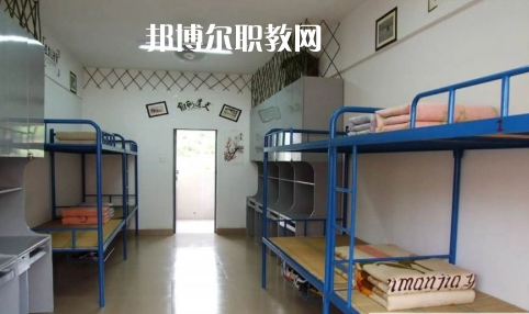貴定縣技工學校報名條件、招生要求、招生對象是什么要求呢?每一個學校在招收學生的時候都是會有自己的要求的，同學們在找學校的時候也特別的擔心自己能不能符合到學校，小編就遇到很多這樣的學生來問，為了幫助同學們了解，小編就來整理一下學校這方面的要求。  貴定縣技工學校招生對象和條件 具有本縣戶籍井且參加當年中招考試，品德合格、身體健康，自愿報名的應屆初中畢業(yè)生     貴定縣技工學校錄取方式 根據(jù)當年高中錄取分數(shù)線下浮50分以內(nèi)，錄滿名額為止。  貴定縣技工學校就讀形式 第一學年在貴定職校就讀，開設普通高中一年級課程，適當增加職業(yè)技能基礎課。一年后通過參加由貴定一中統(tǒng)一組織的選拔考試，按比例分流到貴定一中就讀。也可根據(jù)自己的意向選擇我校專業(yè)就讀，走技能成才之路，通過備考后報讀高職院校。  貴定縣技工學校校企合作 為貫徹落實好國家關于加強東西部扶貧協(xié)作的要求，進一步加強職業(yè)教育東西協(xié)作，發(fā)揮職業(yè)教育助推脫貧攻堅的重要作用。5月7日，副縣長荊茂團、政府辦副主任韋凱倫、扶貧辦副主任蔡健一行，來到貴定職校開展關于廣州市南沙區(qū)“美的集團”專項結對幫扶調(diào)研會議，貴定縣人力資源和社會保障局副局長、黨組副書記、貴定職校校長周傳德同志、副校長羅連慧等參加了會議。  會上，荊茂團副縣長首先指出：要貫徹好國家“東西協(xié)作”的要求，落實好東部地區(qū)幫助西部地區(qū)盡快實現(xiàn)全面脫貧的工作，他強調(diào)，在職業(yè)教育上解決學生就業(yè)問題是關鍵。他還向貴定職校校長周傳德同志提出希望：希望貴定職校能輸送專業(yè)性強的學生到廣州市南沙區(qū)“美的集團”工作，解決學生就業(yè)難的問題。隨后，周校長向荊副縣長匯報了我校當前面臨的**困難是缺乏專業(yè)教師和教學設施設備，希望廣州方面能夠給予幫助。  荊副縣長立即表示：廣州市南沙區(qū)“美的集團”會派相關的專業(yè)人員到貴定職校進行培訓和指導，并希望我校派出相關專業(yè)教師到美的集團進行交流學習，目的是加快校企合作的廣度與深度，促進教學、師資隊伍質(zhì)量的全面提升，提高就業(yè)簽約率與對口率;如果我校與“美的集團”確定校企合作關系后，“美的集團”將會給學校提供相關的專業(yè)設施設備，開展師資能力培訓等，以提高專業(yè)的教育教學質(zhì)量，真正實現(xiàn)“一人就業(yè)、全家脫貧”。  小編為同學們整理了關于學校的招生條件這些，實際上正常畢業(yè)的同學基本都是可以就讀的，只是在學習專業(yè)的時候同學們需要慎重一點，有的專業(yè)是有專業(yè)要求的，那個就必須符合，因為關系到今后的就業(yè)的情況的，小編建議同學們?nèi)绻_實是要就讀職校的話都要提前一點選擇好。