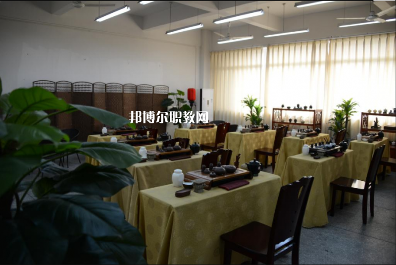 重慶工藝美術(shù)學(xué)校2022年學(xué)費(fèi)、收費(fèi)多少