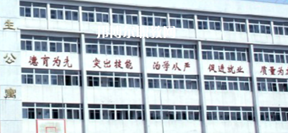 南京市公用事業(yè)技工學校學費：*********，具體各專業(yè)學費明細如下，希望對大家有幫助，邦博爾小編整理的南京市公用事業(yè)技工學校學費信息僅供參考，如有變動，以學校官方最新消息為準。  一、南京市公用事業(yè)技工學校學費多少錢(學費明細) 1、南京市公用事業(yè)技工學校各專業(yè)學費收費標準  2、南京市公用事業(yè)技工學校住宿費標準：500元/學年  3、南京市公用事業(yè)技工學校資助政策  學校嚴格按物價局核定的標準收費，在校生享受政府免學費政策。符合條件的優(yōu)秀學生和貧困生，按規(guī)定享受國家勵志獎學金和助學金。  學校實行獎學金制度，對比亞迪冠名班，開沃集團南京金龍冠名班，天泓冠名班和品學兼優(yōu)的優(yōu)秀學生給予獎勵。  二、南京市公用事業(yè)技工學校簡介 多年來，學校與一百多家企事業(yè)單位建立了用人協作關系，為畢業(yè)生建立了暢通的就業(yè)渠道，部分專業(yè)已采用“定單式定向委培”輸送就業(yè)。  2004年以來，每年就業(yè)率始終在98.5%以上，畢業(yè)生就業(yè)去向主要為公交行業(yè)，如南京公交、中北巴士、新城巴士等;  汽車制造行業(yè)，如南京南汽集團MG汽車制造公司、南京長安汽車制造公司等;  汽車銷售(4S店)和維修行業(yè)如江蘇天泓汽車服務有限公司、南京朗馳集團有限公司和江蘇省外事旅游汽車公司汽車修理總廠、南京新港汽車維修公司等。
